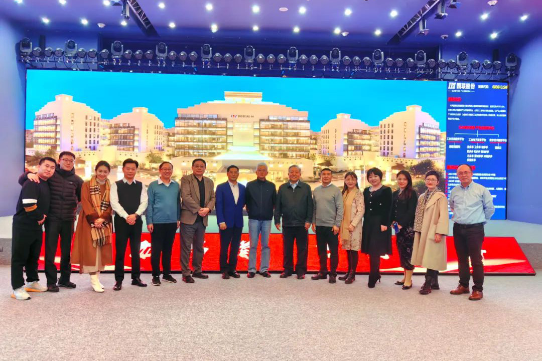 中國(guó)人(rén)民(mín)大(dà)學校(xiào)友(yǒu)會(huì)企業(yè)家(jiā)分(fēn)會(huì)會(huì)長(cháng)張建明(míng)、吳曉求一(yī)行(xíng)莅臨國(guó)聯股份調研交流